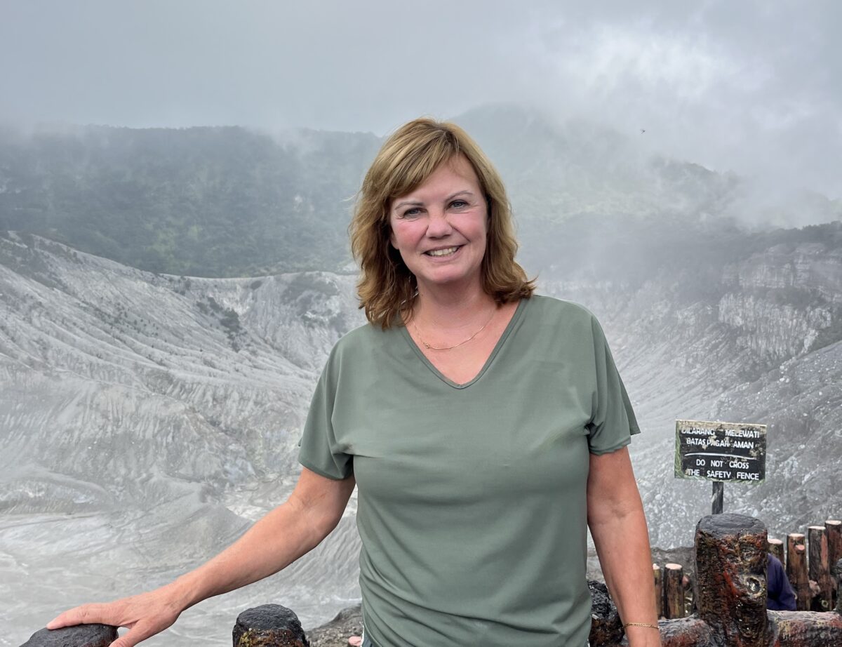 Monica Betist bij de vulkaan Tangkuban Perahu in Bandung